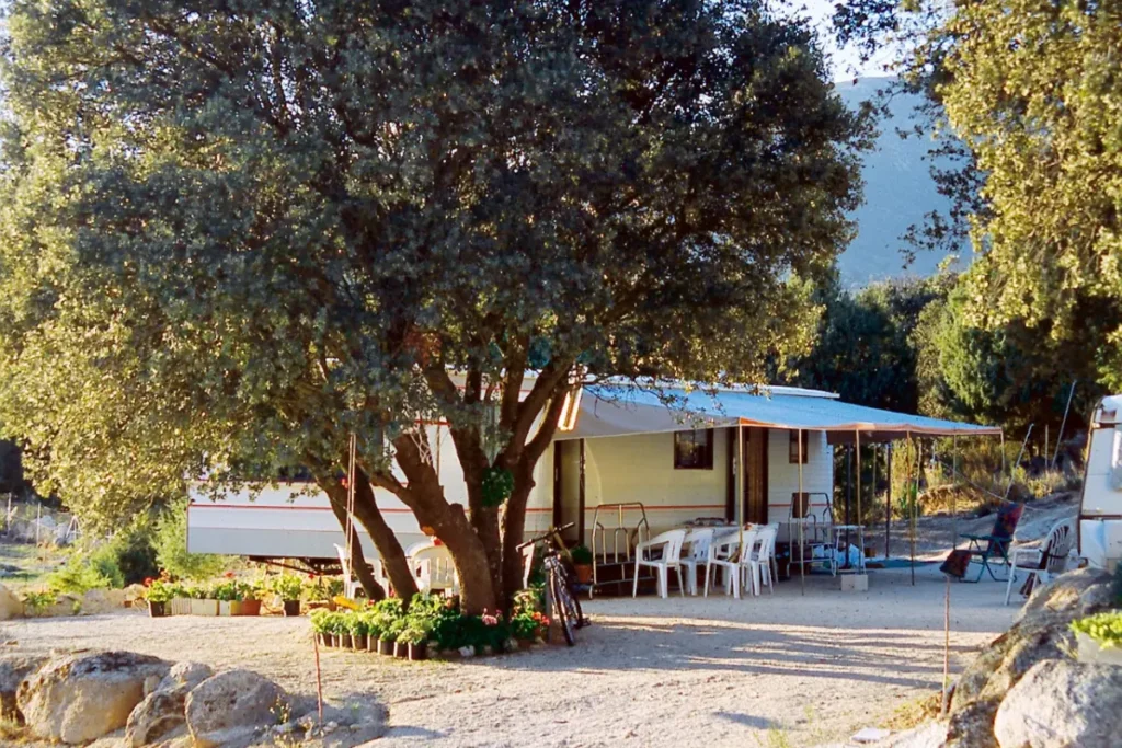 Bungalós del Camping Piscis en Navalafuente