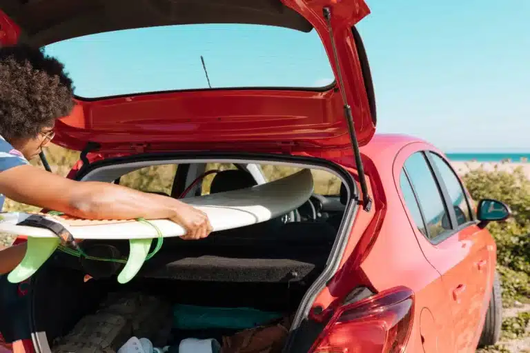 cargar el coche para ir a la playa