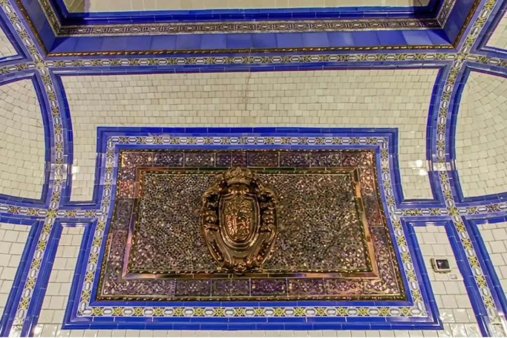 vestíbulo Tirso de Molina metro de Madrid